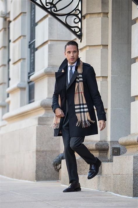 how to wear a burberry scarf male